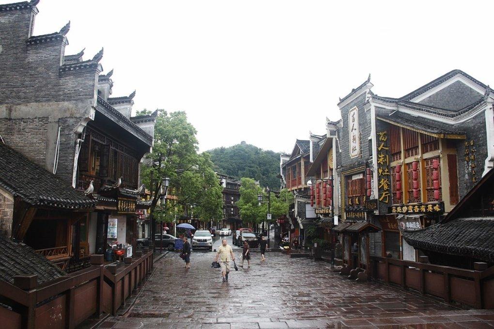 印花衬衫+紧身牛仔裤，轻松展现身材曲线美，你喜欢吗？游戏画面